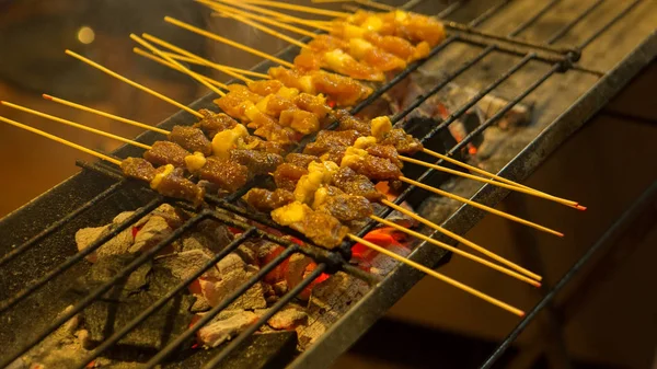 Comida Callejera Asiática Carne Gente Cocinando Vendiendo Comprando Comida Asiática — Foto de Stock