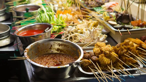 アジアの屋台 エキゾチックなアジア料理 マレーシア 中国語 韓国語 日本語 を購入 販売を人々 します エキゾチックなおいしい屋台の食べ物 — ストック写真
