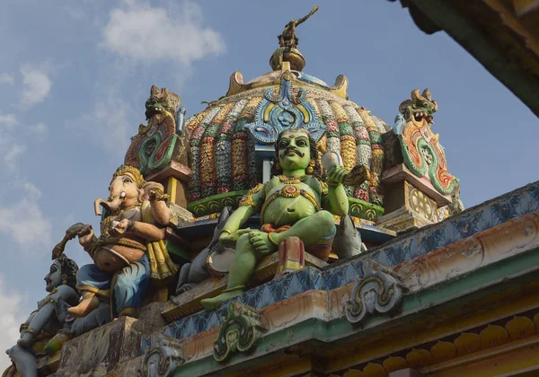 古代ヒンドゥー教の Pathirakali アンマン寺院スリランカ トリンコマリーで Badrakali バドラカリ の名誉に建てられた寺 壁が飾られて美しい飾り — ストック写真