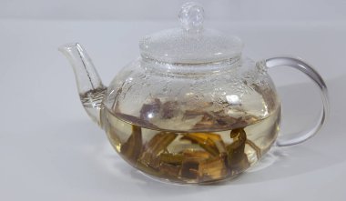 Beyaz söğüt kabuğu tıbbi çay. Willow Bark yakın çekim çaydan. Alternatif Tıp - kuru tıbbi otlar. Ot kaynatma ile 