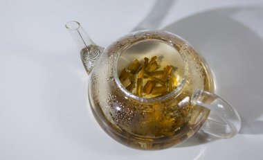 Beyaz söğüt kabuğu tıbbi çay. Willow Bark yakın çekim çaydan. Alternatif Tıp - kuru tıbbi otlar. Ot kaynatma ile 