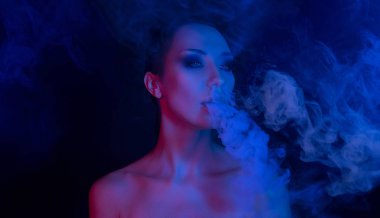 Kadın sanat portre. Güzel seksi genç kadınla gece kulübü neon göz alıcı mistik makyaj. Club Cadılar Bayramı partisi güzel kız. Mavi mistik ışık. Gece hayatı