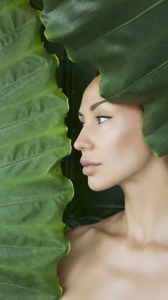 Belle visage de femme avec maquillage nu naturel sur une lea tropicale — Photo