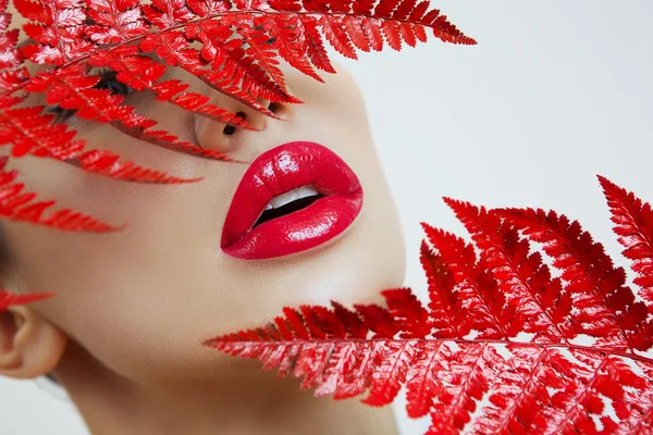 Eine Frau Mit Sinnlich Roten Lippen Und Einem Farn Frauenmund — Stockfoto