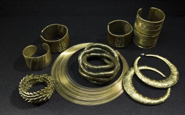 Güzel oryantal altın takı (Hint, Arap, Afrika, Mısır). Moda egzotik aksesuarları, Asya altın takı. Tribal Takı oryantal oryantal kostüm için. Kolye, küpe, bilezik.