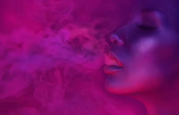 할로윈 Vape 나이트 클럽입니다 나이트 매력적인 신비로운 메이크업 Vaping와 연기를 — 스톡 사진