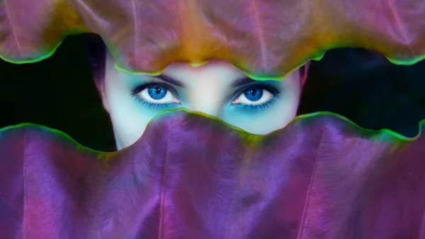 Глаза Красивой Женщины Окружены Тропическими Листьями Ультра Фиолетового Цвета Женское — стоковое фото