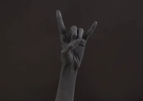 Козлиный Жест Темном Фоне Черная Рука Делает Рок Символ Руки — стоковое фото