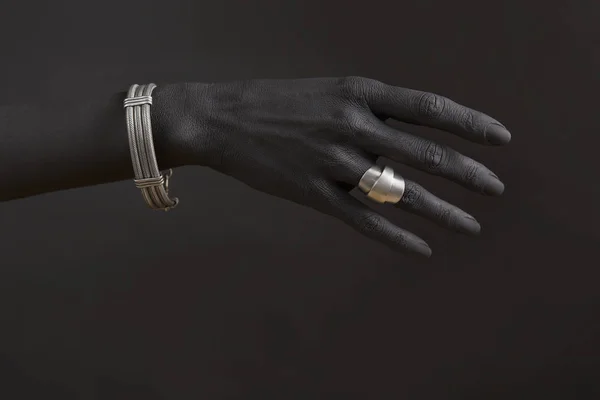 Μαύρο Χέρι Της Γυναίκας Ασημένια Κοσμήματα Oriental Βραχιόλια Ένα Μαύρο — Φωτογραφία Αρχείου