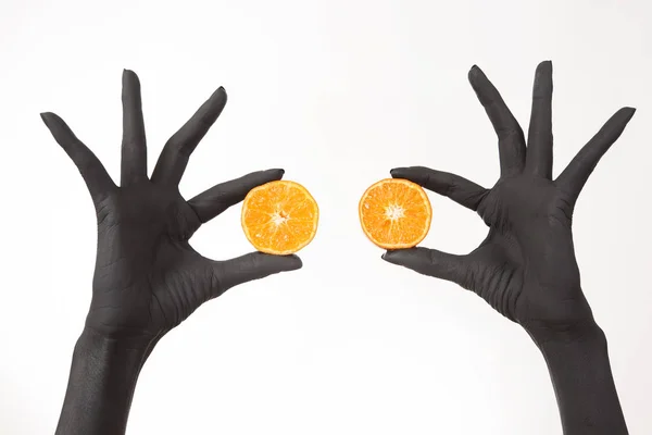 Fekete Női Kezek Narancs Gazdaság Felét Fekete Fényes Finom Mandarin — Stock Fotó