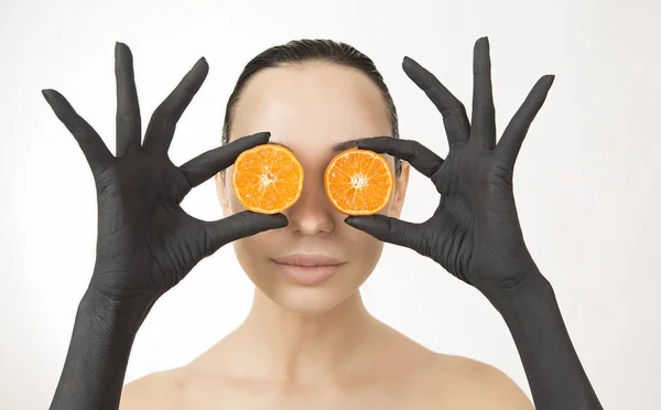 Руки Чёрной Женщины Держат Оранжевые Половинки Рядом Лицом Черные Руки — стоковое фото