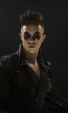 Yuvarlak gözlüklü genç adamın portresi. Şık yakışıklı seks