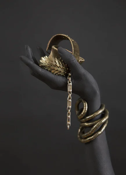 Schwarze Frauenhand Mit Goldschmuck Orientalische Armbänder Auf Einer Schwarz Bemalten — Stockfoto