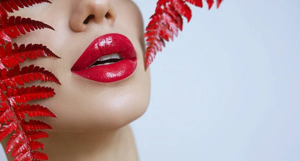 Los Labios Rojos Sensuales Una Mujer Cerca Helecho Boca Con —  Fotos de Stock