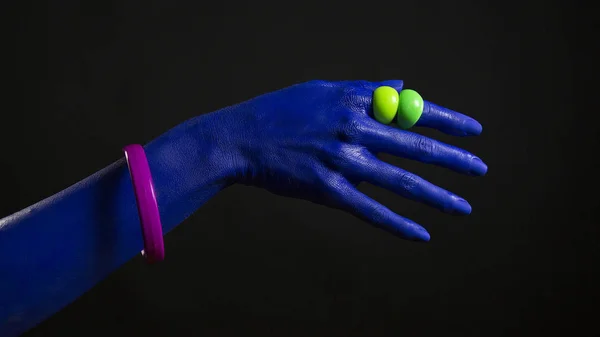 Joyería de plástico de moda. Mano de mujer azul con pulsera de plástico —  Fotos de Stock