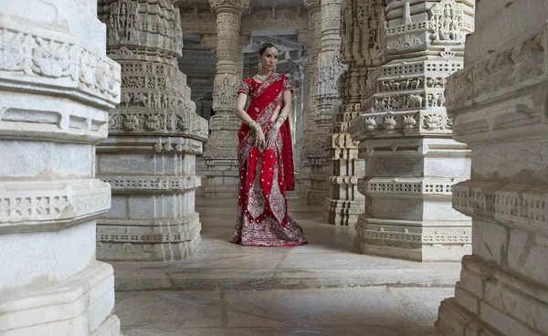 Όμορφη νεαρή Ινδιάνα στη παραδοσιακή ενδυμασία με νυφικό — Φωτογραφία Αρχείου