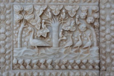 Deshnok köyündeki Rajasthan 'daki Karni mata tapınağında (fare tapınağı) mermer oyulmuş duvar.