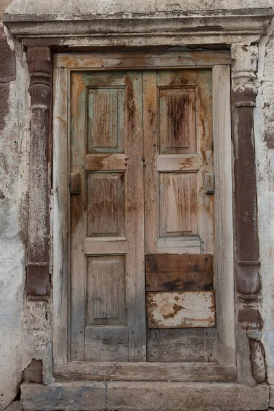 Vieja Puerta Madera Con Pintura Agrietada Fondo —  Fotos de Stock