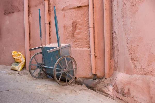 Beautiful Pink Building Wheelbarrow Wall Indian Travel Colorful Streets Rajasthan — Stock Photo, Image