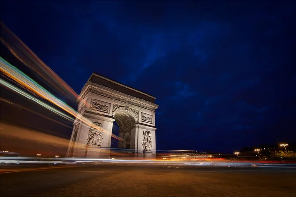 Tráfego Pesado Frente Arco Triunfal Noite Durante Hora Azul — Fotografia de Stock