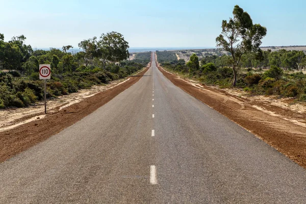 Güneşli bir günde Batı Avustralya'da tipik stright yol