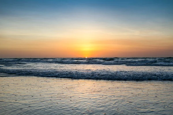 Avustralya'da kablo sahilde denize güzel gün batımı