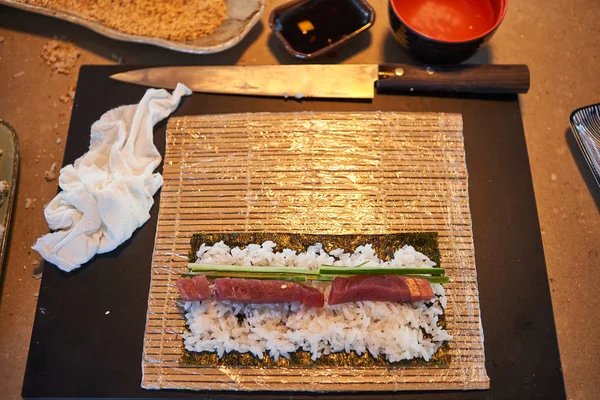 Japon yemek suşi ustası tarafından hazırlanıyor