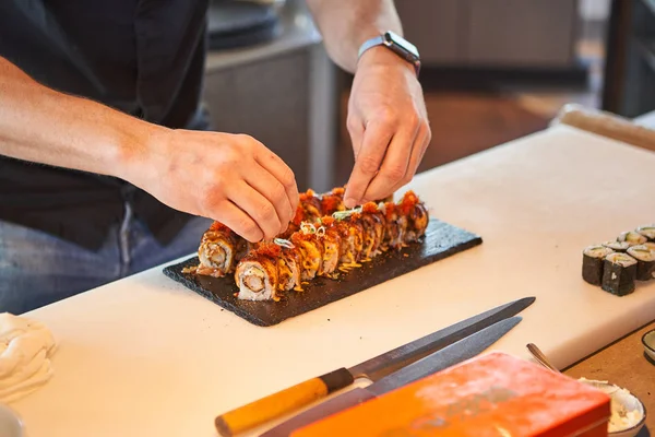 Japon yemek suşi ustası tarafından hazırlanıyor