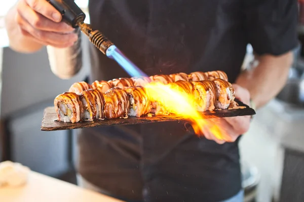 Japon yemek suşi ustası tarafından hazırlanıyor