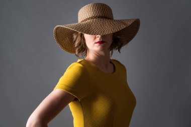 güzel bir şapka elbise Bayan