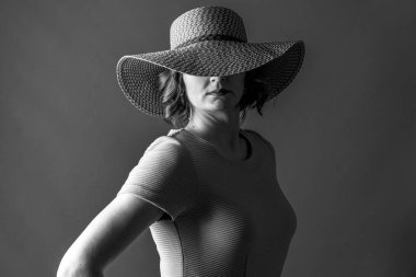 güzel bir şapka elbise Bayan