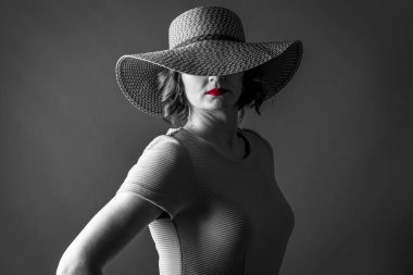 güzel bir şapka elbise Bayan