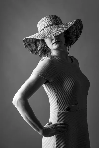 güzel bir şapka elbise Bayan