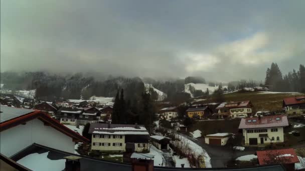 Timelapse Durante Dia Dia Nublado Uma Aldeia Nas Montanhas — Vídeo de Stock