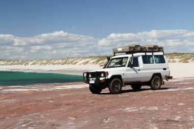 plajda büyük beyaz offroad araç