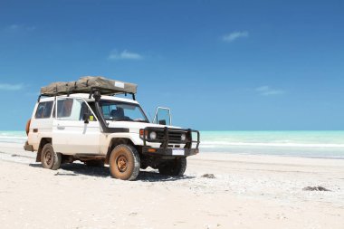 plajda büyük beyaz offroad araç