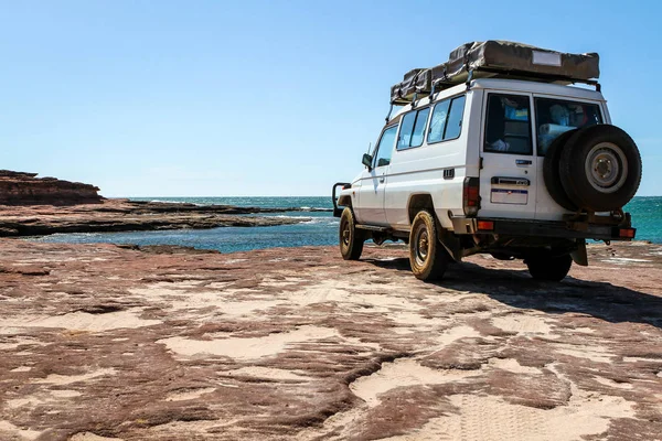 plajda büyük beyaz offroad araç