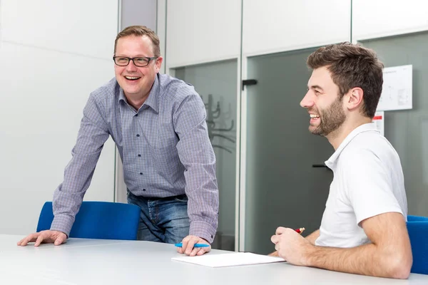 İngilizce dilbilgisini açıklayan genç öğretmen. İngilizce çalış..