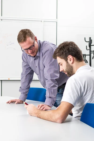 İngilizce dilbilgisini açıklayan genç öğretmen. İngilizce çalış..