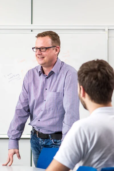 İngilizce dilbilgisini açıklayan genç öğretmen. İngilizce çalış..