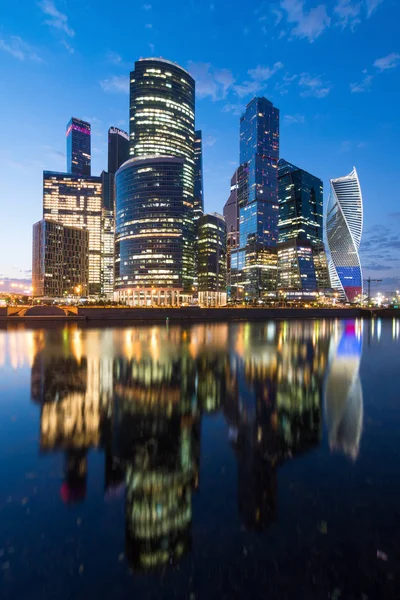 güzel aydınlatma rus ulusal renkleri ile moskova şehrinin gökdelen