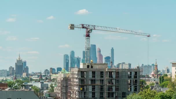 Guindaste Levanta Carga Local Construção Dia Ensolarado Com Horizonte Moscou — Vídeo de Stock