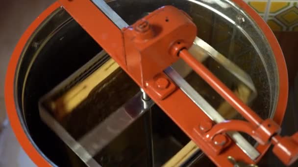 Honey Extractor Machine Spins Honeycomb sekitar. Menghapus Madu. gerak lambat — Stok Video