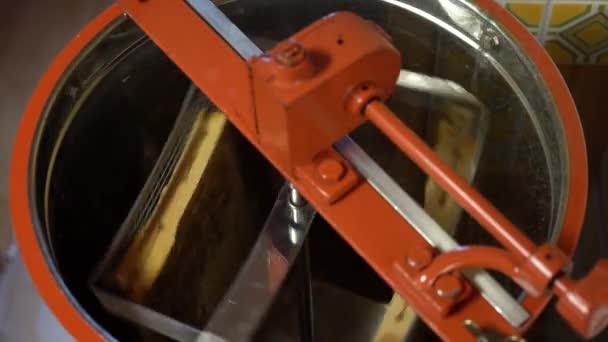 La máquina extractora de miel hace girar el panal. Extracción de miel — Vídeo de stock