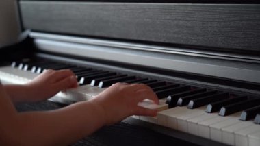 Piyano çalan çocuk. Piyano Çalan Bir Çocuğun Yan Görüntüsünü Kapat.