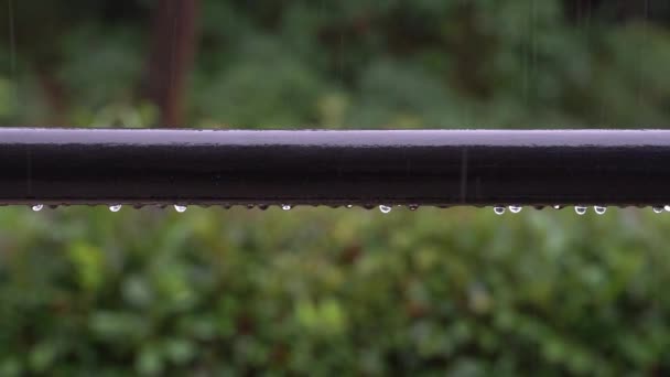 Raindrops fall to the balcony railing and slide down during heavy thunderstorm — Stock Video