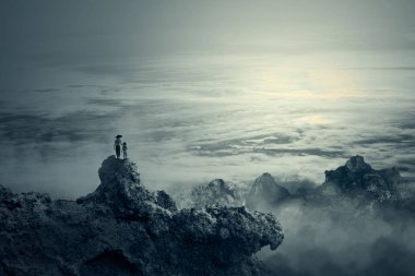 Sıvı stok fotoğrafının yüzeyinde siyah ve beyaz benekli sivrisinek.