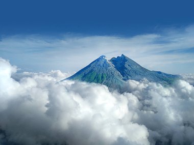 güzel dağ manzarası ve mavi gökyüzü