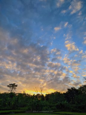 Vadideki güzel sabah gökyüzü
