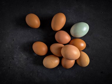 Tavuklu yumurtanın üstüne bir ördek yumurtası.